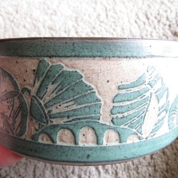 Vintage Carved Sea Shells Pottery Bowl - Picture 5 of 7